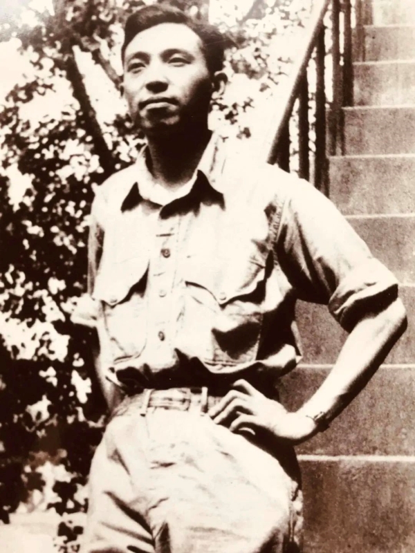 穆旦，1942年参加远征军之前于昆明