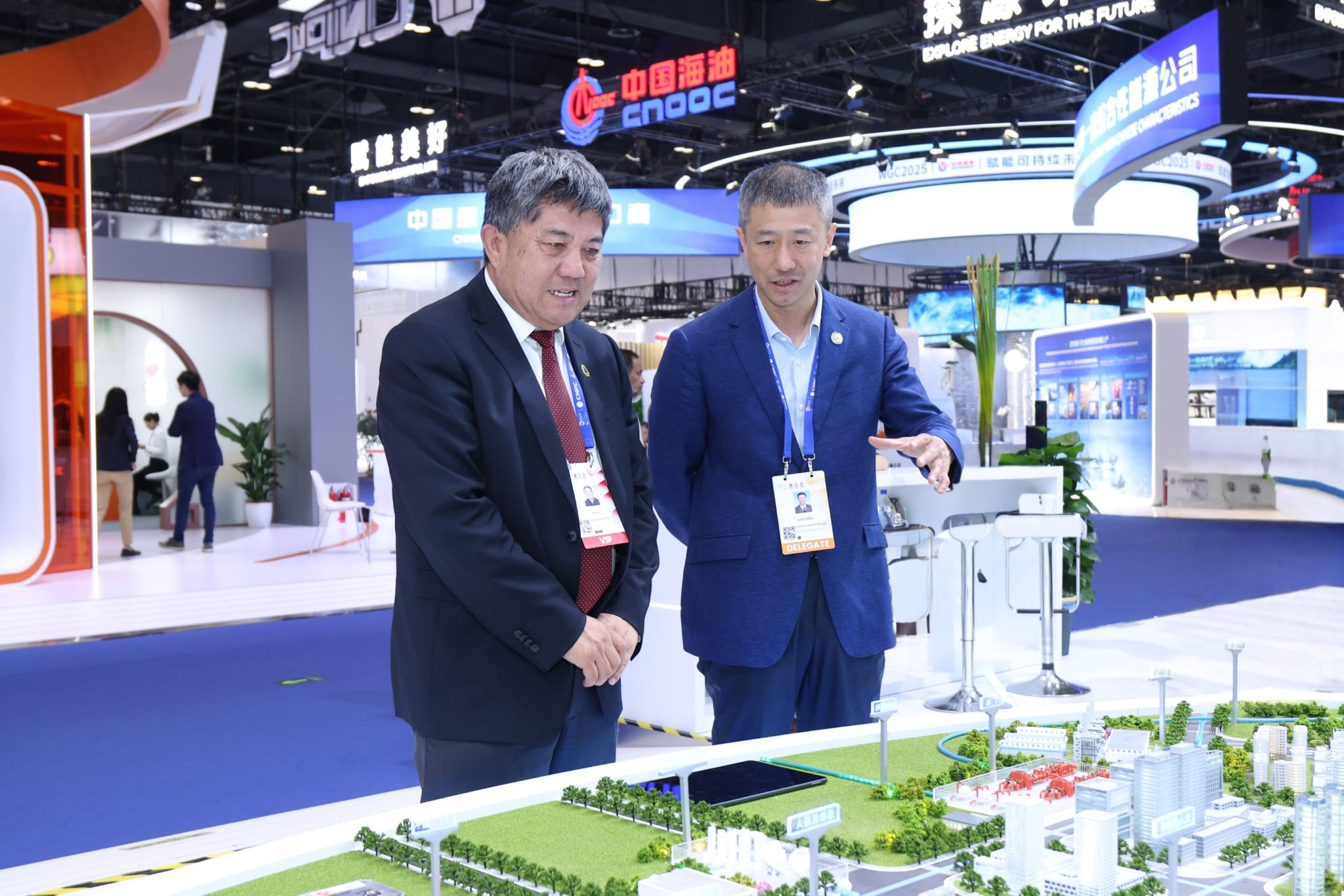 图为中国工程院院士刘合（左一）参观第29届世界燃气大会北京燃气集团展区